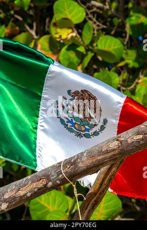 Drapeau rouge vert blanc mexicain à Playa del Carmen, Mexique. Banque D'Images