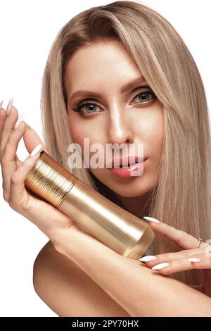 Belle fille blonde avec des cheveux parfaitement, et maquillage classique avec des produits cosmétiques. Beauté du visage et des cheveux. Banque D'Images