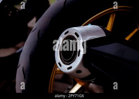 gros plan sur le silencieux d'échappement pour moto automatique ou scooter 150cc avec finition chromée Banque D'Images