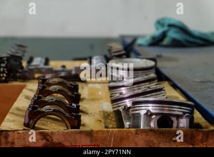 pièces de rechange telles que pistons, soupapes et autres pièces de moteur à essence qui sont en cours de révision et de réparation Banque D'Images