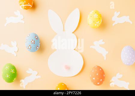 Œufs de Pâques, lapin et papier blanc coupé Banque D'Images