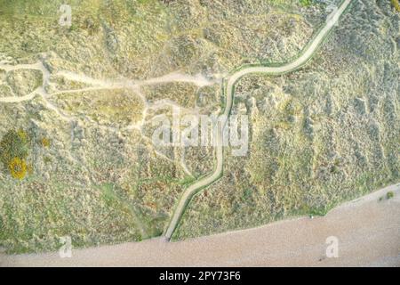 Magnifiques motifs de dunes de sable et sentier sur la plage ouest de Littlehampton, vue aérienne. Banque D'Images