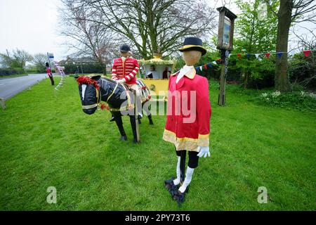 Une exposition sur le bord de la route en prévision du prochain couronnement du roi Charles III est visible à Cheshire, Royaume-Uni, le 28th avril 2023. Crédit : Jon Super/Alay Live News. Banque D'Images