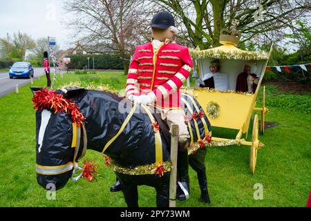 Une exposition sur le bord de la route en prévision du prochain couronnement du roi Charles III est visible à Cheshire, Royaume-Uni, le 28th avril 2023. Crédit : Jon Super/Alay Live News. Banque D'Images