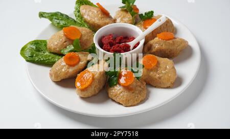 Poisson Gefilte avec carottes, laitue, radis de cheval. La Pâque traditionnelle de la nourriture juive - concept de célébration Banque D'Images