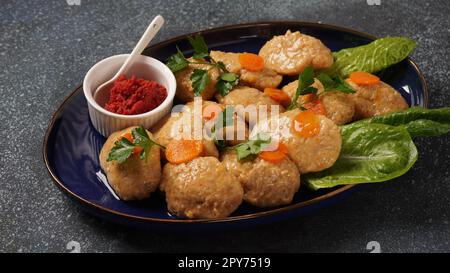 Poisson Gefilte avec carottes, laitue, radis de cheval. La Pâque traditionnelle de la nourriture juive - concept de célébration Banque D'Images