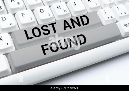 Affiche indiquant les objets perdus et trouvés. Espace photo conceptuel où vous pouvez trouver des choses oubliées Service de recherche Banque D'Images