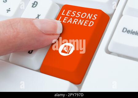 Inspiration montrant le signe leçons apprises. Mot pour promouvoir partager et utiliser les connaissances issues de l'expérience Banque D'Images