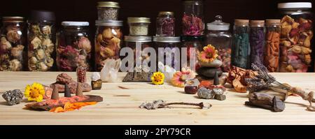 Autel de méditation avec cristaux de roche et fleurs. Pots d'herbes en arrière-plan Banque D'Images