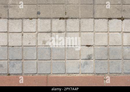 Un plancher recouvert de carreaux de ciment carrés typiques de diverses couleurs douces Banque D'Images