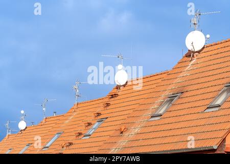 toits rouges de maisons familiales avec antennes Banque D'Images