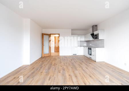 nouvelle chambre vide avec cuisine dans la maison résidentielle Banque D'Images