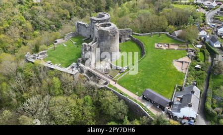 Vue aérienne du château du Cilgerran situé au pays de Galles, perché sur une colline rocheuse, avec de l'herbe verte luxuriante, des arbres et des arbustes au premier plan Banque D'Images