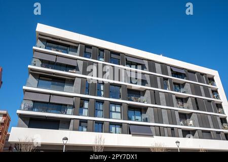 La façade d'un immeuble moderne blanc d'appartements vu à Barcelone, Espagne Banque D'Images