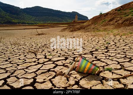 La terre brûlée et les mottes de terre sont vues sur des terres sèches causées par la sécheresse et le manque de pluie dû au changement climatique. Concept de pénurie d'eau et climat cr Banque D'Images