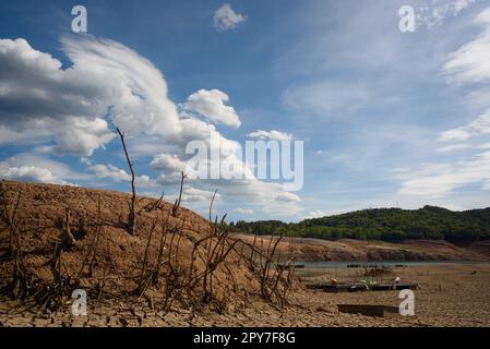 La terre brûlée et les mottes de terre sont vues sur des terres sèches causées par la sécheresse et le manque de pluie dû au changement climatique. Concept de pénurie d'eau et climat cr Banque D'Images