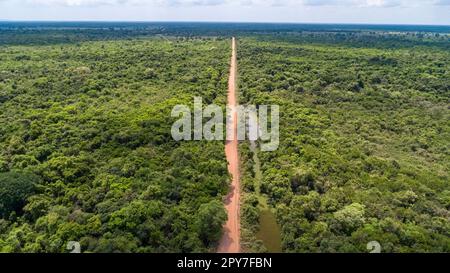 Vue aérienne de la route de terre de Transpantaneira traversant tout droit les terres humides du Pantanal Nord, Mato Grosso, Brésil Banque D'Images