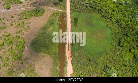 Vue aérienne rapprochée d'une partie de la route de la terre de Transpantaneira avec forêt, prairies et lagons, Pantanal Wetlands, Mato Grosso, Brésil Banque D'Images