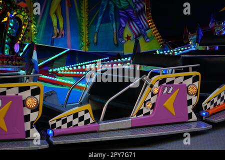 Une promenade de carnaval aux couleurs vives avec plusieurs attractions du parc d'attractions Banque D'Images