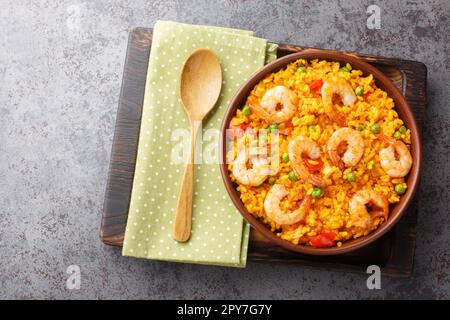 Riz jaune épicé aux crevettes et légumes dans un bol sur la table. vue horizontale du dessus Banque D'Images