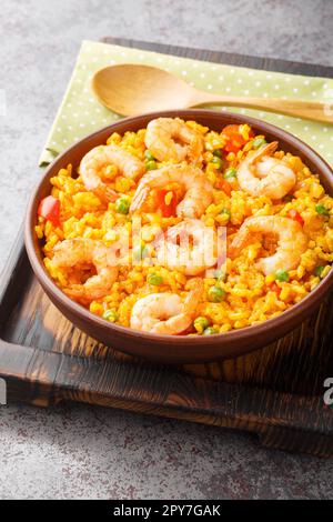 Arroz con Camarones riz jaune avec crevettes sur la plaque sur la table. Verticale Banque D'Images