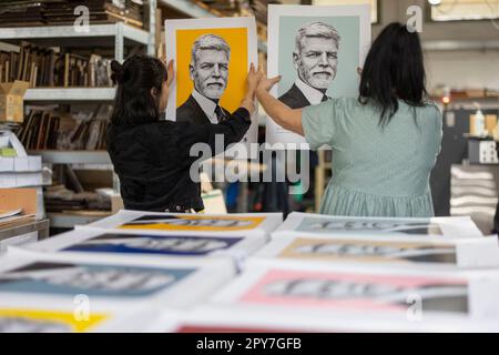 La préparation de l'envoi et de la distribution du portrait officiel imprimé du nouveau Président tchèque, Petr Pavel, culmine à l'Imprimeur Daniel à Prague, République tchèque, 2 mai 2023. Par rapport aux présidents précédents, le portrait présidentiel actuel présente dix variantes de couleur d'arrière-plan conçues par l'équipe créative du président. Avec le portrait officiel, une feuille de timbre-poste sera présentée, qui contient également dix timbres différents avec le portrait du président. Les timbres seront émis le 7 juin 2023. Le portrait présidentiel sera disponible au public auprès de Banque D'Images