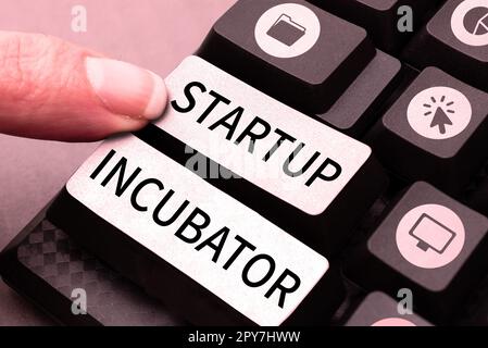 Texte indiquant l'incubateur inspiration Startup. Concept d'entreprise qui peut être utilisé pour le gain financier de l'entreprise Banque D'Images