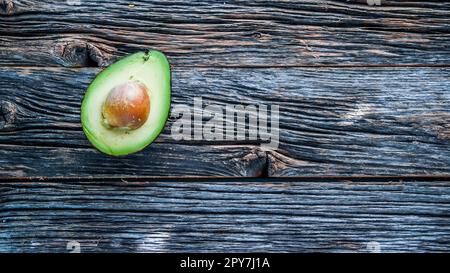 Avocat sur table rustique en bois Banque D'Images