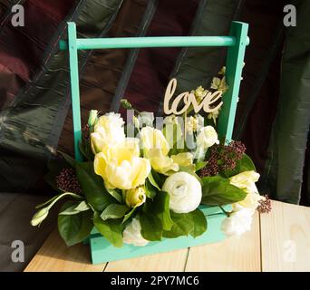 Les fleurs de printemps dans la boîte en bois et l'amour de la décolleteuse, St-Valentin, mariage Banque D'Images