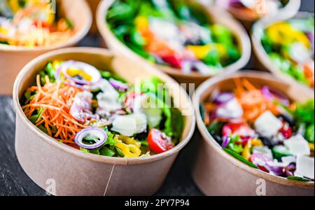 Boîtes en papier avec salades de légumes préemballées prêtes à la vente Banque D'Images