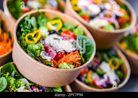 Boîtes en papier avec salades de légumes préemballées prêtes à la vente Banque D'Images