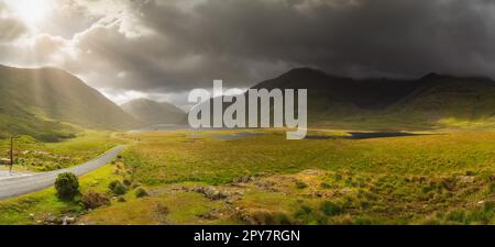 Panorama de la vallée de Doolough avec lacs et chaîne de montagnes, Irlande Banque D'Images