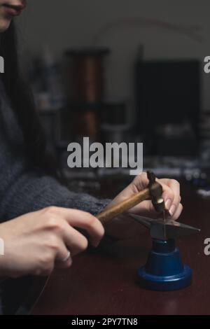 Gros plan faisant des bijoux en fil de fer concept photo Banque D'Images