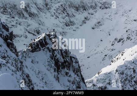 Un marcheur sur Crib Goch en hiver Banque D'Images