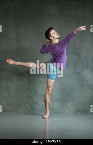 Danseuse de danse dyanmique en studio photo Banque D'Images