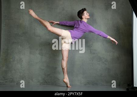 Danseuse de danse dyanmique en studio photo Banque D'Images