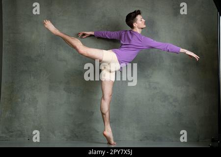 Danseuse de danse dyanmique en studio photo Banque D'Images