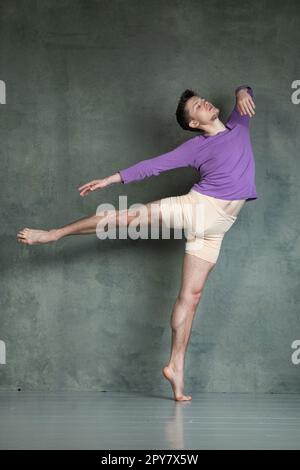 Danseuse de danse dyanmique en studio photo Banque D'Images