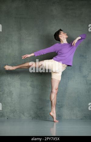 Danseuse de danse dyanmique en studio photo Banque D'Images