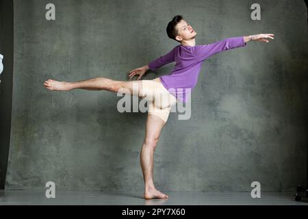 Danseuse de danse dyanmique en studio photo Banque D'Images