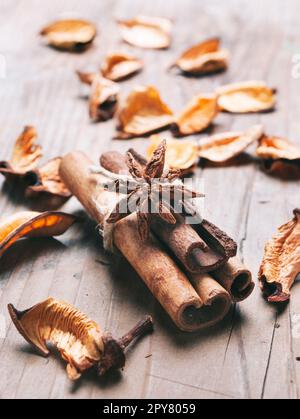 Gros plan sur une table en bois d'époque, orné d'une saveur de cannelle et d'étoile anisée, avec potpourri aux fleurs sèches parfumées Banque D'Images