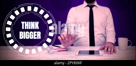 Écriture affichage du texte pensez plus grand. Approche d'entreprise être en mesure de rêver et de visualiser ce que vous pouvez réaliser Banque D'Images