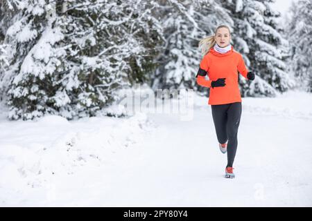 Femme en train de courir en forêt et de faire de l'exercice pour la course d'endurance de course de piste. Concept de mode de vie sain avec coureur de piste d'athlète féminin. Banque D'Images