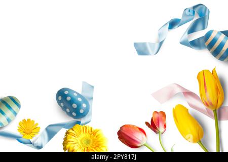 Décorations de Pâques avec œufs, fleurs et rubans bleus Banque D'Images