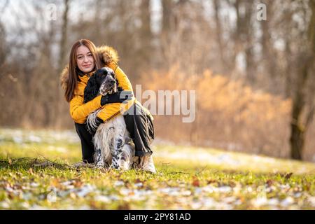 portrait d'une jeune fille heureuse avec son chien dans la nature. réglage de l'anglais Banque D'Images