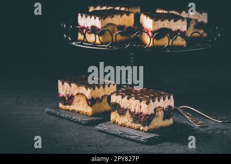 Gâteau allemand Donauwelle (Danube Waves) - gâteau éponge à la vanille et au chocolat avec cerises aigres, crème au beurre à la vanille et glaçage au chocolat Banque D'Images