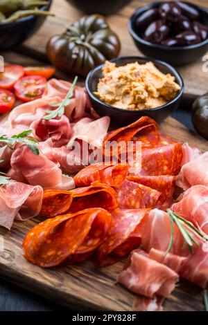 Carte de charcuterie avec jambon prosciutto, salami, olives et tapas Banque D'Images