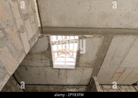 Construction d'un immeuble résidentiel individuel, ouverture dans des sols en béton armé monolithique pour les escaliers jusqu'au deuxième étage Banque D'Images