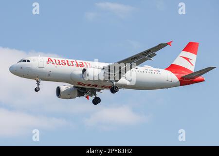 Düsseldorf, Allemagne. 02.05.2023. OE-LBV AUSTRIAN AIRLINES AIRBUS A320-200 atterrissage à l'aéroport international de Dusseldorf. Crédit: ANT Palmer/Alamy Banque D'Images