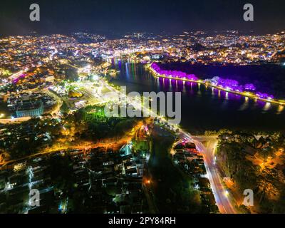 Vue nocturne captivante du lac Xuan Huong dans la ville de Da Lat, Vietnam : le mélange parfait de lumières de la ville et des eaux de Serene Banque D'Images